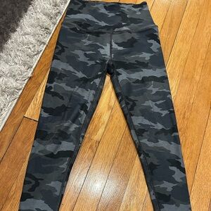 Beyond Yoga Women's Black and Gray Camo Leggings